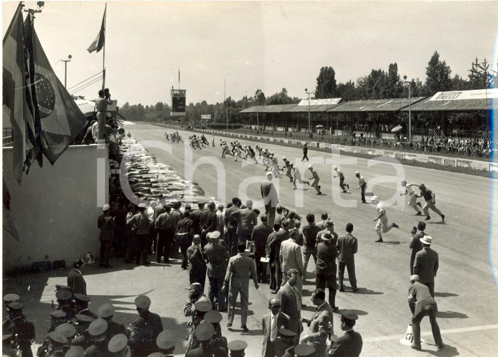 Fotografia d epoca originale 1956 MONZA Gran Premio SUPERCORTEMAGGIORE  I piloti corrono verso le vetture 1