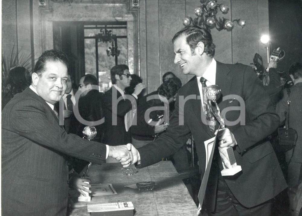 Fotografia d epoca originale 1972 COMO Villa Olmo  Athos VALSECCHI consegna Premio QualitÃ  a Enrico Legler 1