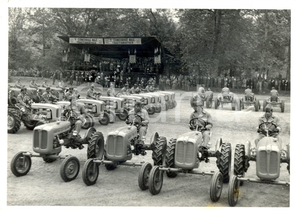 Fotografia d epoca originale 1957 TORINO ESPOSIZIONI  I Salone Internazionale del Trattore  Il carosello 1