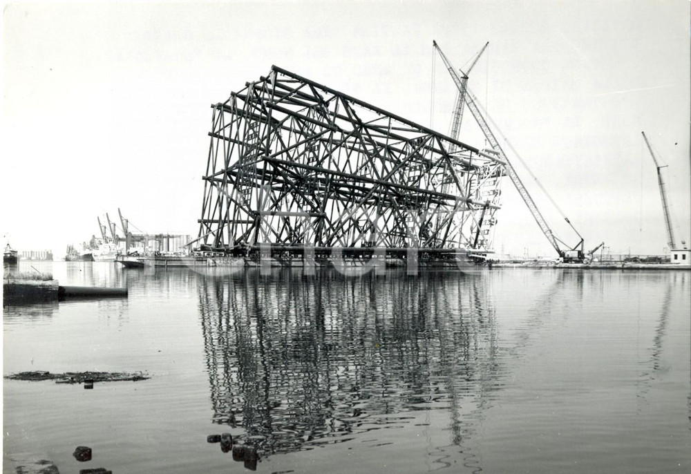 Fotografia d epoca originale 1972 RAVENNA Veduta della piattaforma marina Norvegia nei cantieri SAIPEM Foto 1