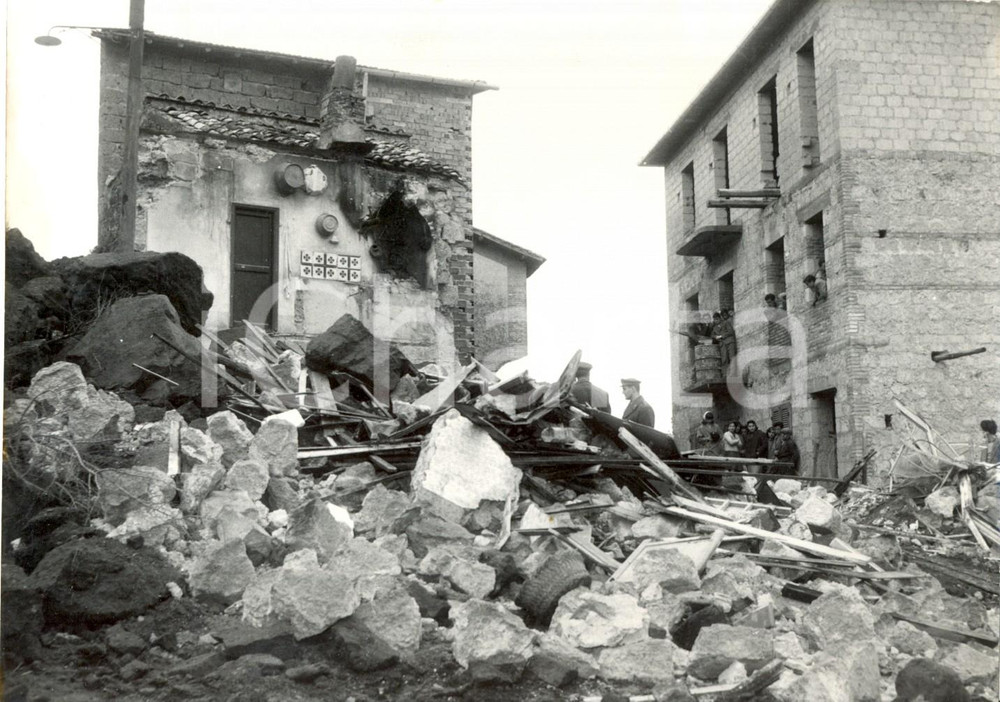 Fotografia d epoca originale 1958 CASTELNUOVO DI PORTO RM Veduta case distrutte da una frana di tufo Foto 1
