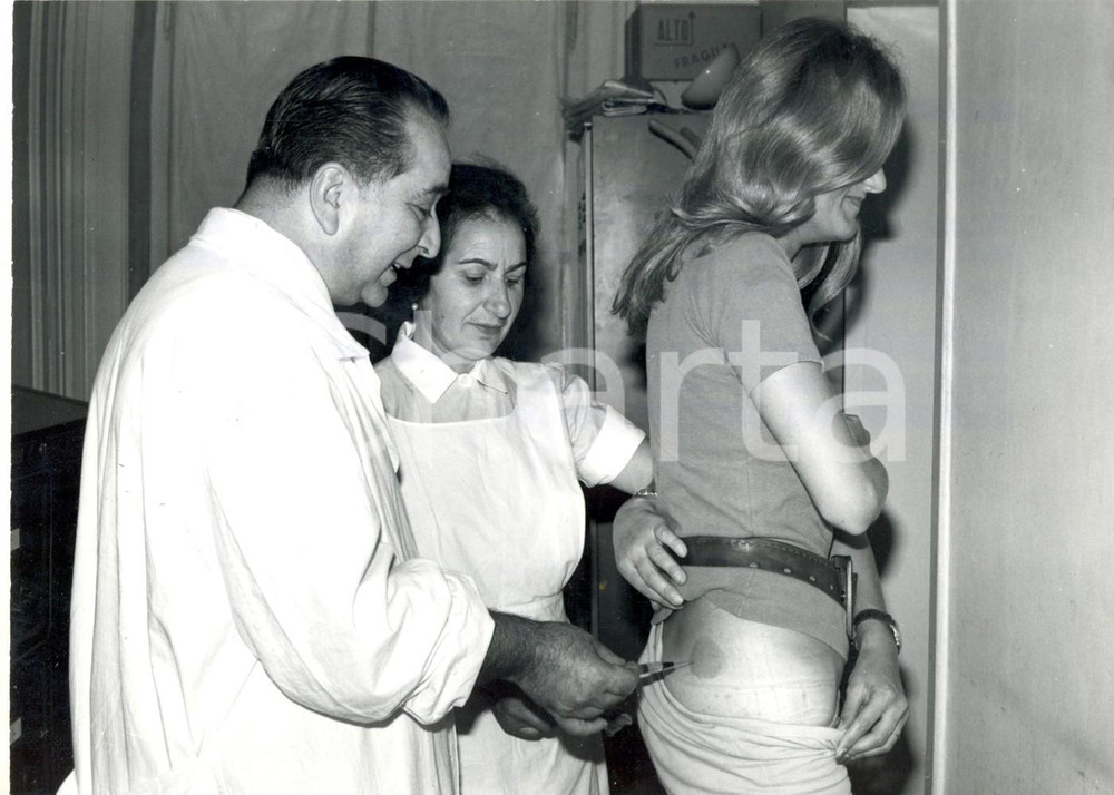 Fotografia d epoca originale 1973 MILANO  Ufficio d Igiene  Un medico somministra vaccino anticolerico 1
