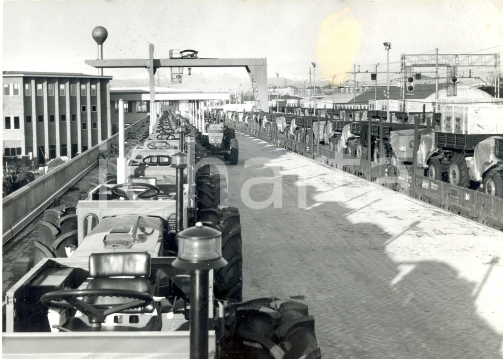 Fotografia d epoca originale 1960 TREVIGLIO Treni carichi di trattori partono dallo stabilimento SAME Foto 1