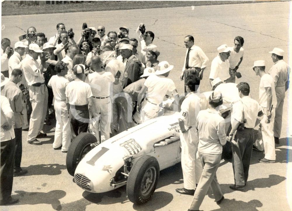 Fotografia d epoca originale 1957 MONZA 500 MIGLIA  Jimmy BRYAN vince a bordo della Dean Van Lines Special 1