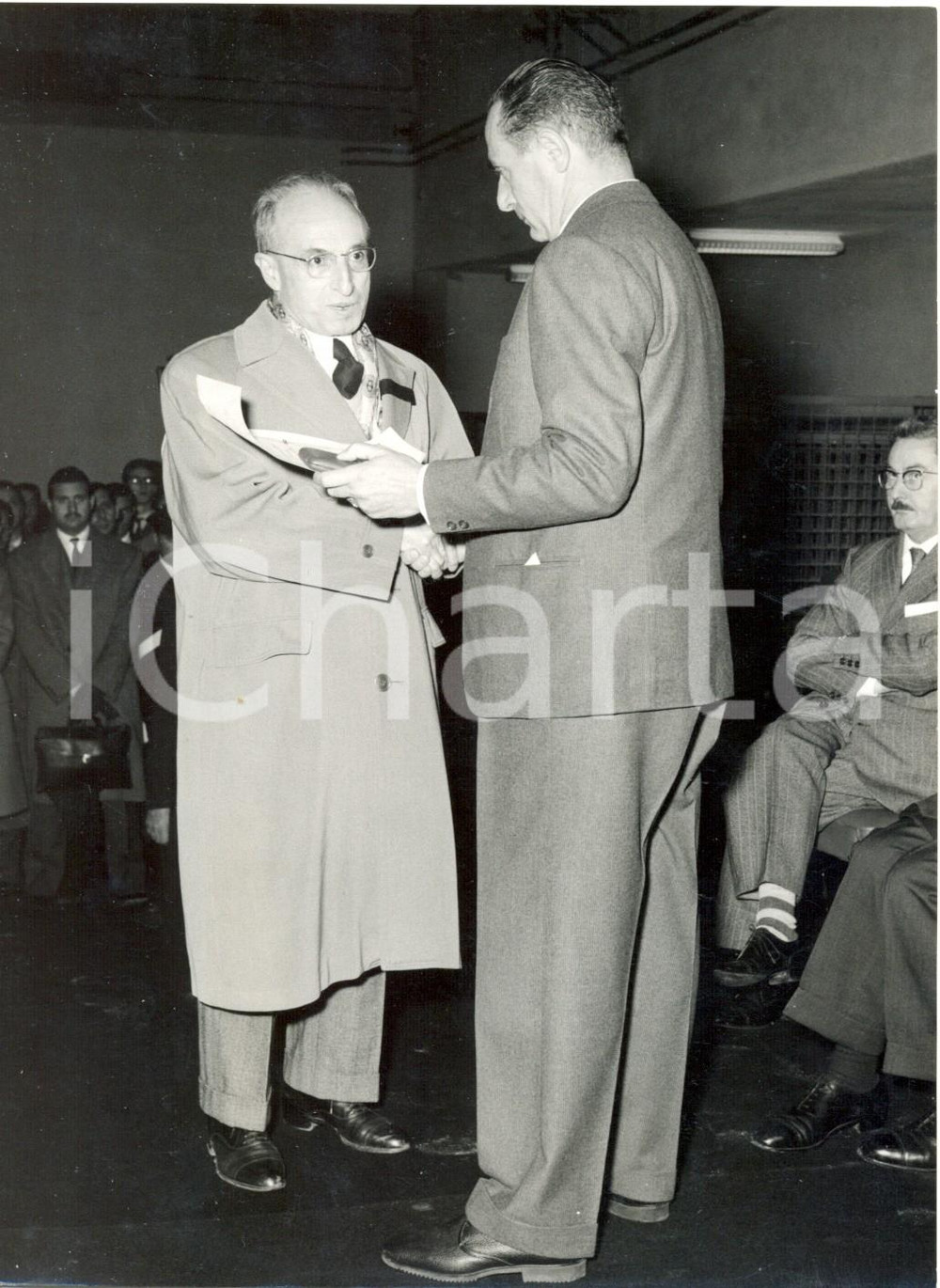 Fotografia d epoca originale 1958 SAN DONATO Enrico MATTEI consegna medaglia d oro dopo morte geologi AGIP 1
