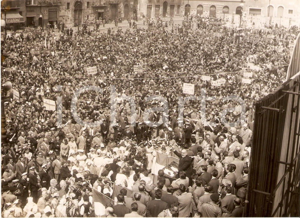 Fotografia d epoca originale 1956 ROMA Elettori DC in piazza Navona per comizio di Giulio PASTORE Foto 18x13 1