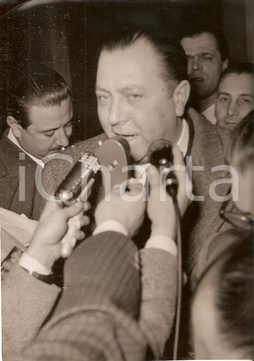 Fotografia d epoca originale 1954 ROMA  QUIRINALE Alfredo COVELLI intervistato sulla crisi di Governo Foto 1