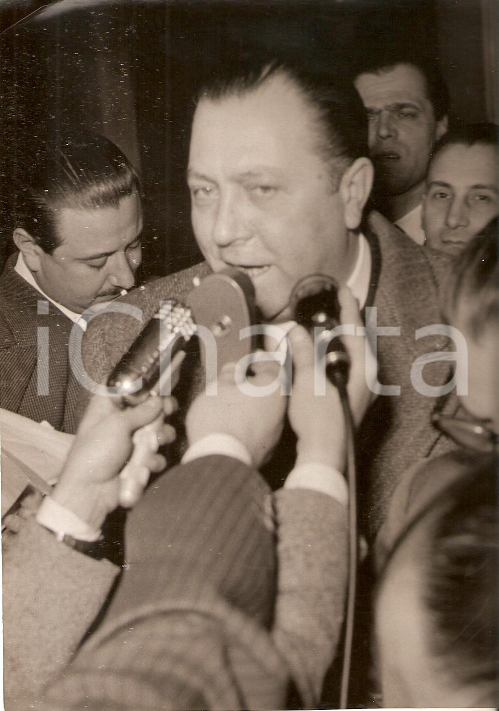 Fotografia d epoca originale 1954 ROMA  QUIRINALE Alfredo COVELLI intervistato sulla crisi di Governo Foto 1