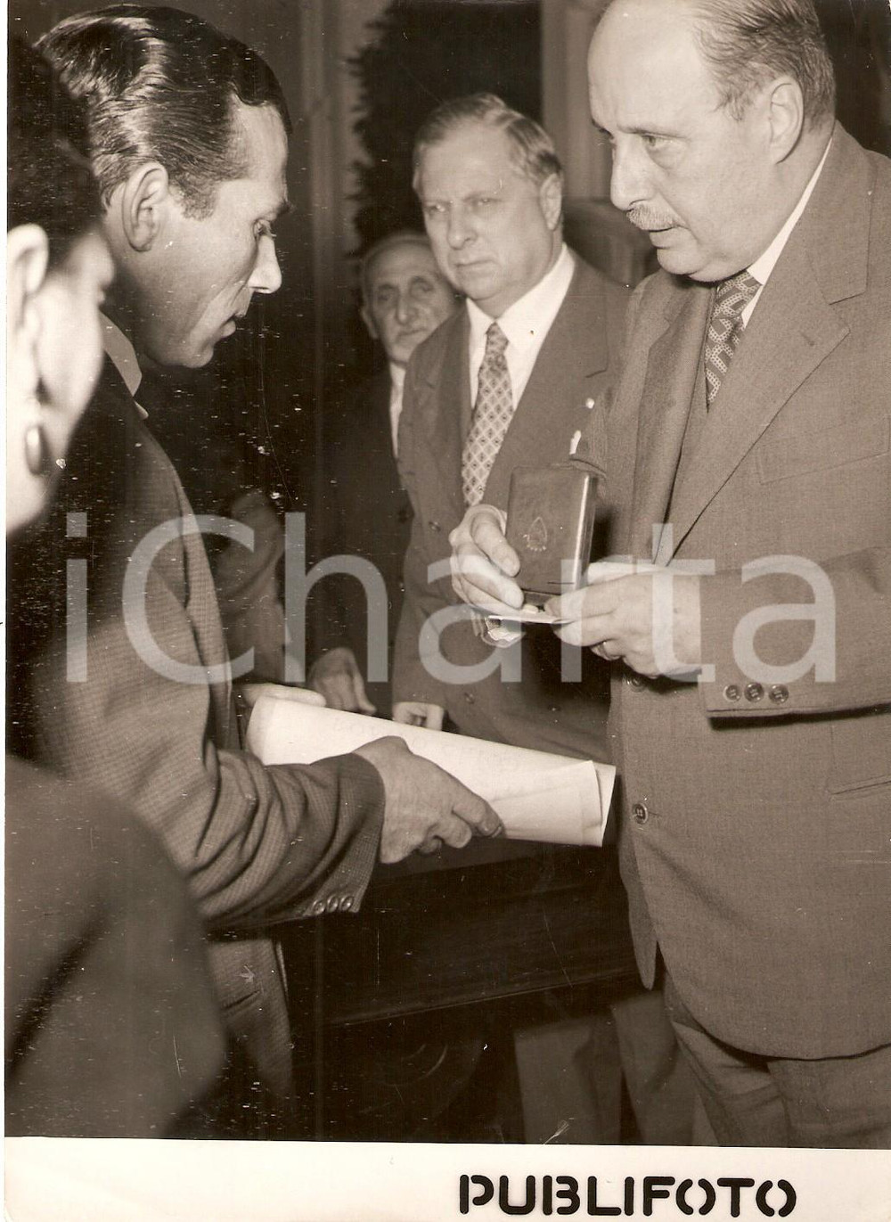 Fotografia d epoca originale 1954 ROMA Premio Luca Seri  Salvatore REBECCHINI premia padre di Romeo CHIODI 1