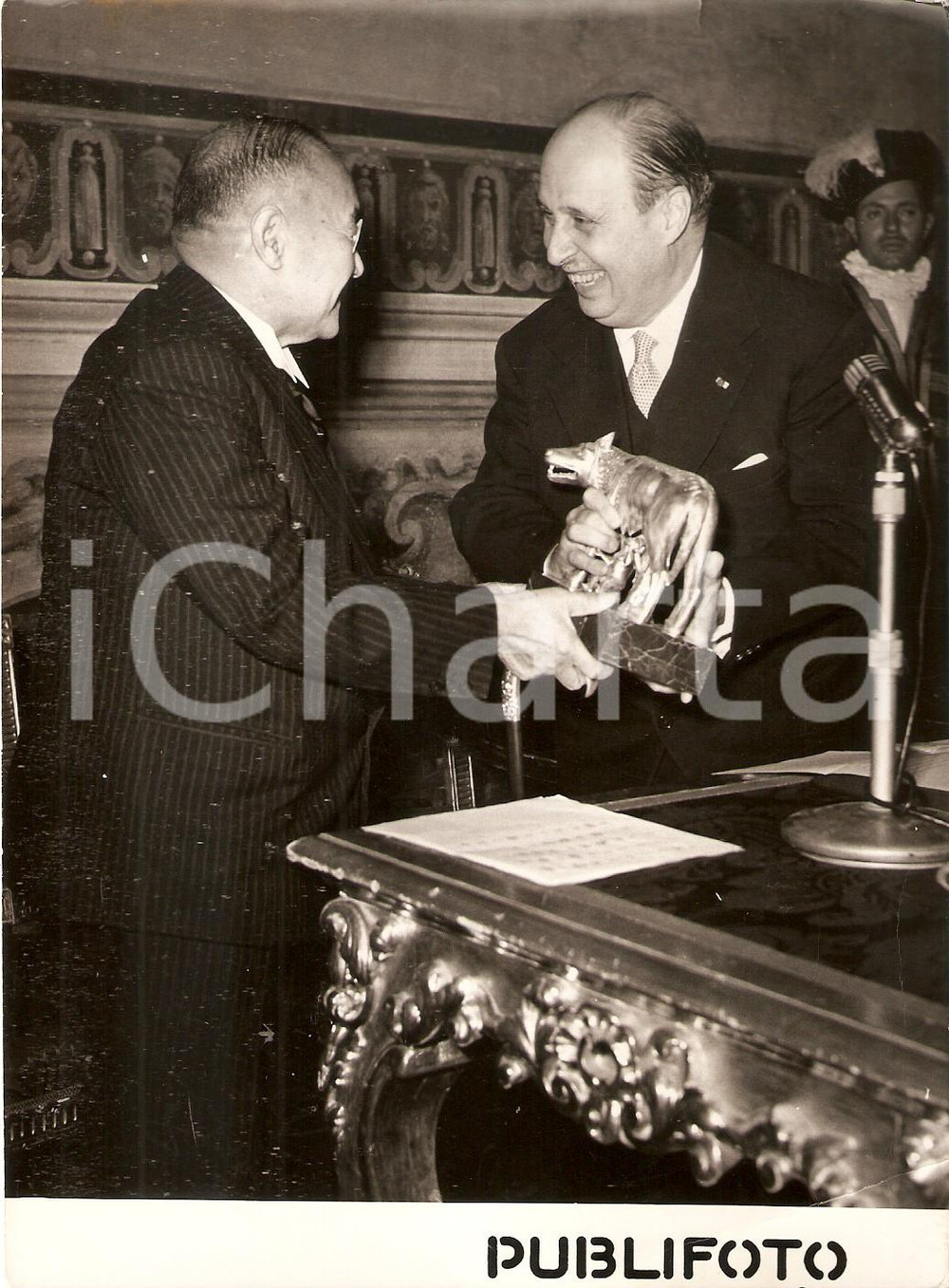 Fotografia d epoca originale 1954 ROMA Salvatore REBECCHINI dona lupa capitolina a Shigeru YOSHIDA Foto 13x18 1