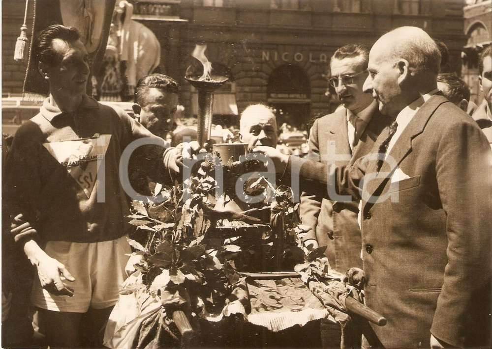 Fotografia d epoca originale 1959 ROMA Fiaccolata AVIS Umberto TUPINI accoglie podista a Piazza della Minerva 1