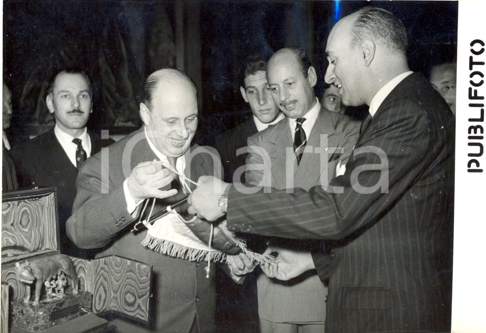 Fotografia d epoca originale 1954 ROMA Salvatore REBECCHINI consegna Lupa Capitolina a Racing Buenos Aires 1
