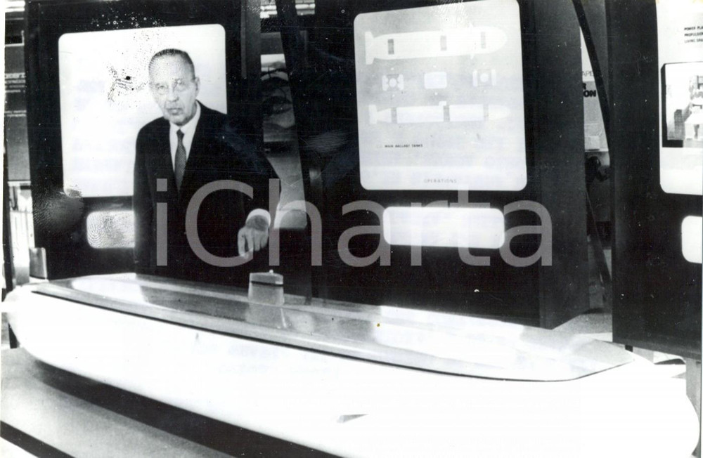 Fotografia d epoca originale 1973 VIRGINIA GENERAL DYNAMICS Samuel WINRAM mostra un modello di sommergibile 1