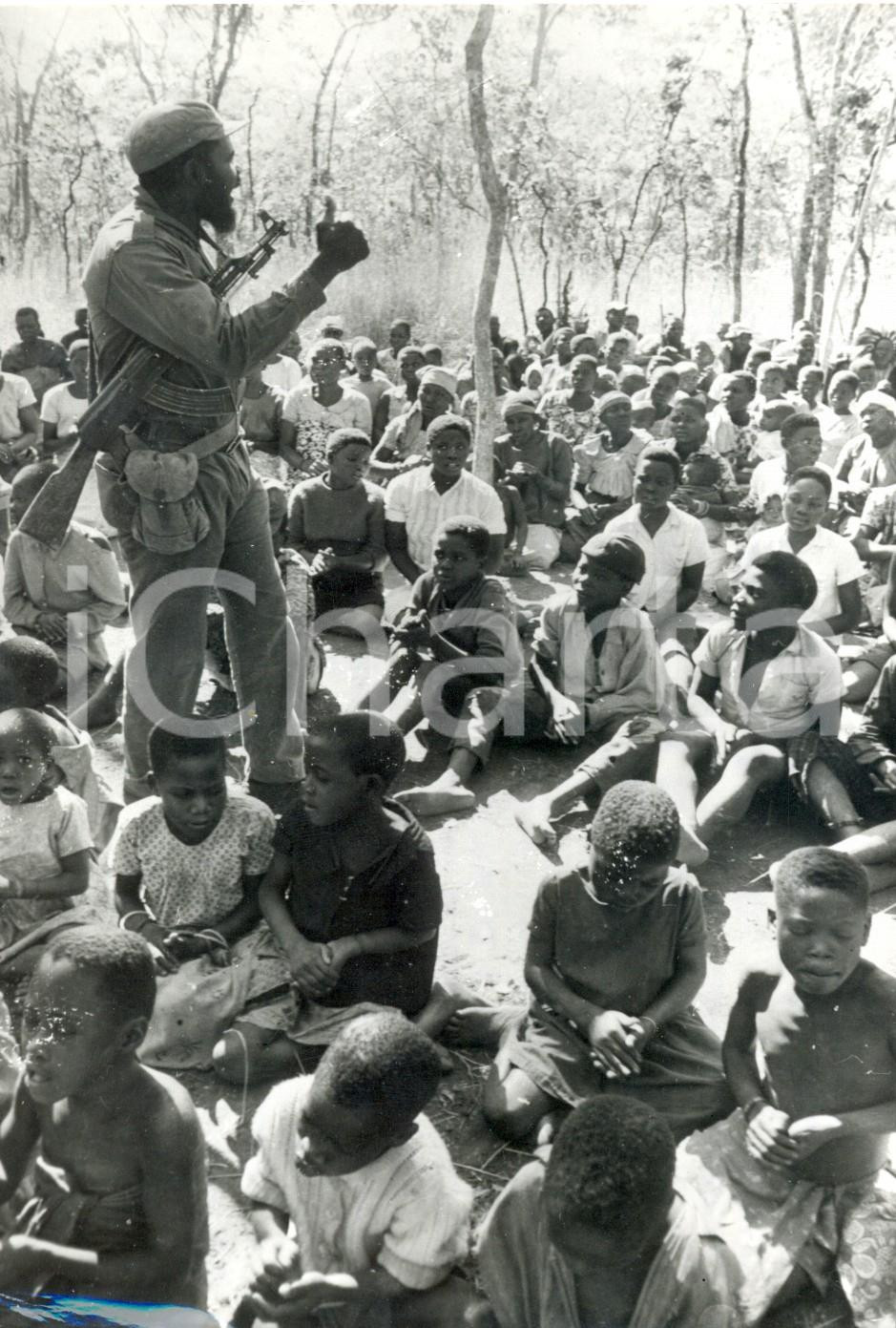 Fotografia d epoca originale 1973 GUERRA D INDIPENDENZA MOZAMBICO Discorso di NGOSO commissario del FRELIMO 1