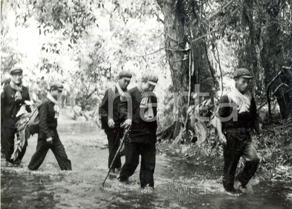 Fotografia d epoca originale 1973 CAMBOGIA Principe Norodom SIHANOUK guada un fiume tra i suoi fedeli Foto 1