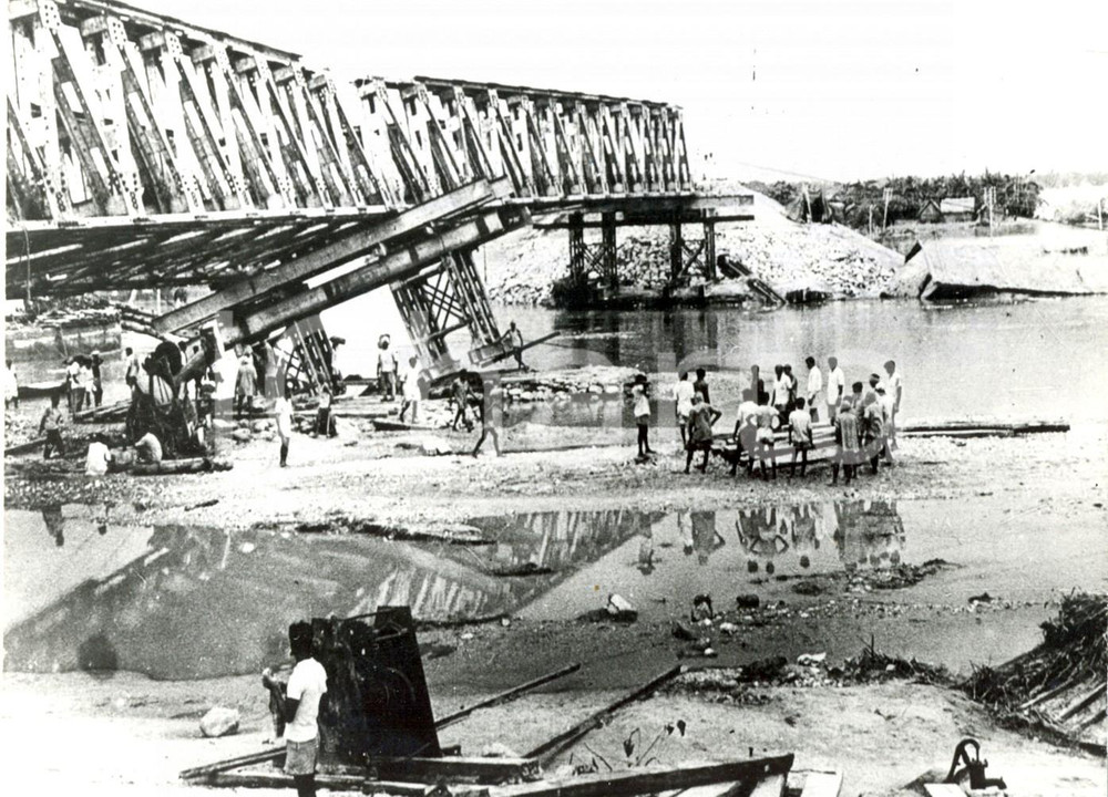Fotografia d epoca originale 1973 BENGALA Alluvione fiume TEESTA  Operai salvano un ponte ferroviario Foto 1