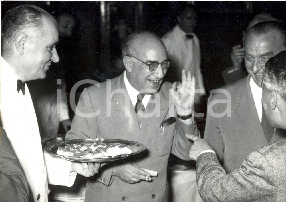 Fotografia d epoca originale 1957 ROMA Cesare MERZAGORA riceve i giornalisti per gli auguri ferie estive 1
