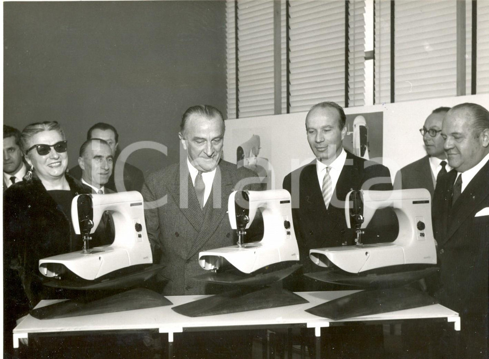 Fotografia d epoca originale 1957 PAVIA  NECCHI Cesare MERZAGORA alla presentazione della macchina MIRELLA 1