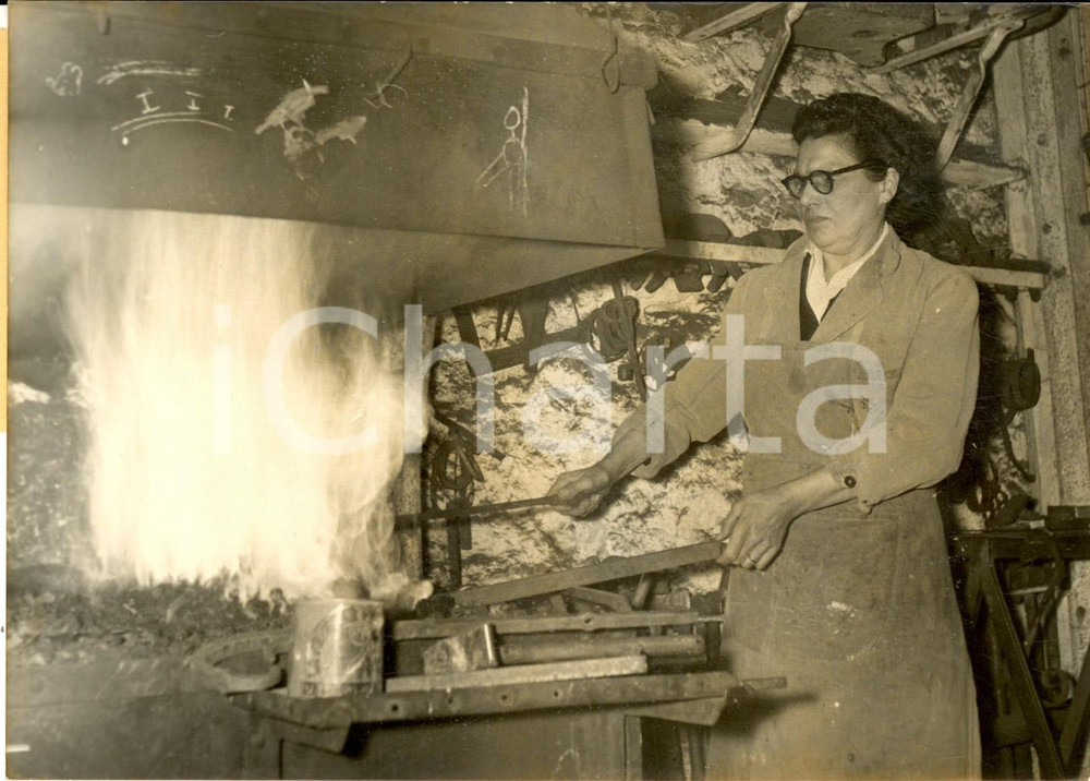 Fotografia d epoca originale 1958 PARIS MONTMARTRE Femme ferroniÃ¨re Claire DELANGLE dans son atÃ©lier Photo 1