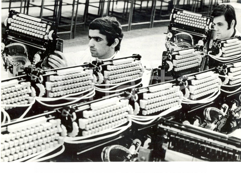 Fotografia d epoca originale 1971 BULGARIA Giovani operai al lavoro in una fabbrica di macchine da scrivere 1