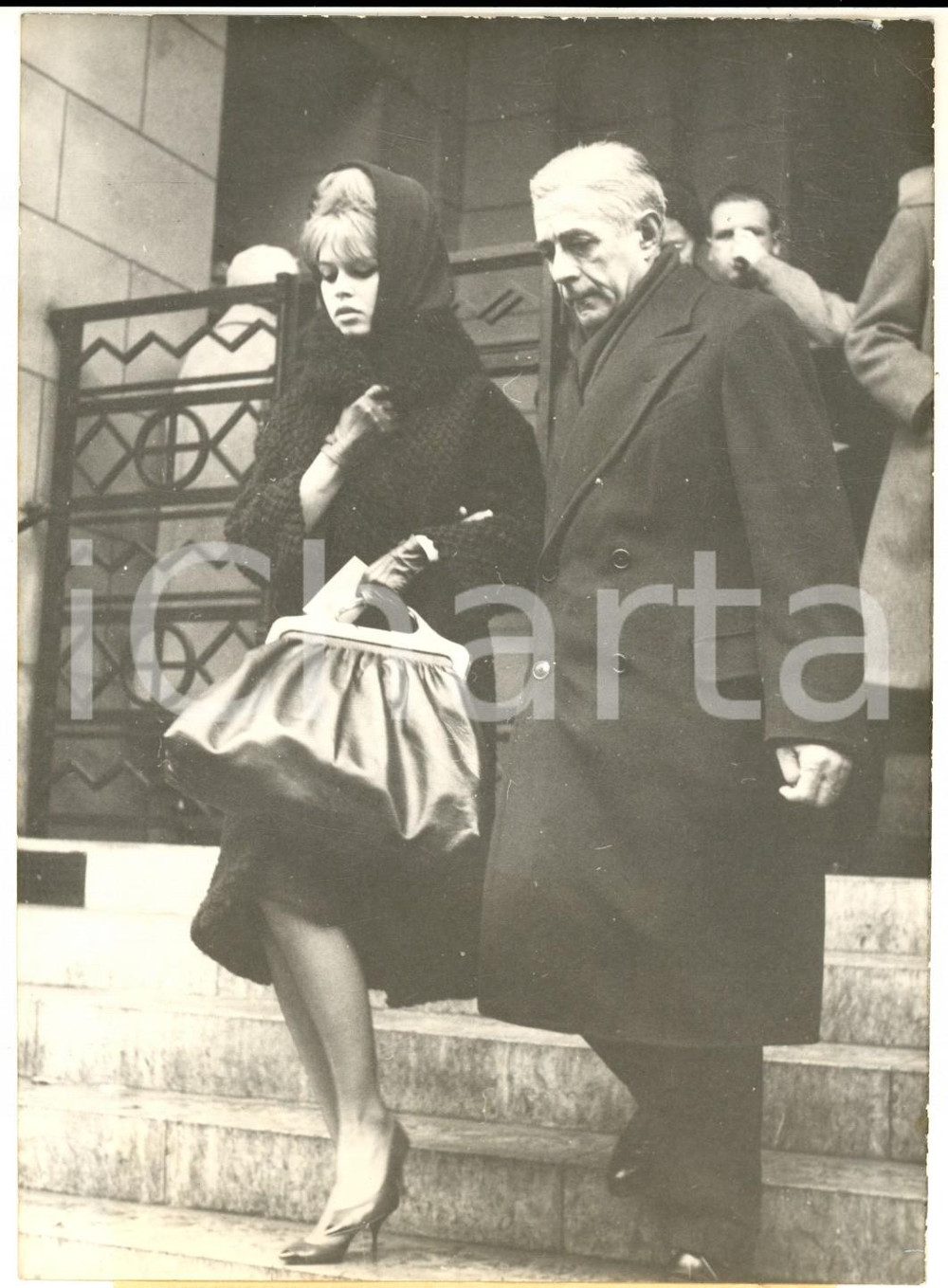 Fotografia d epoca originale 1960 PARIS CHAILLOT Brigitte BARDOT ai funerali di Vera CLOUZOT Foto 13x18 1