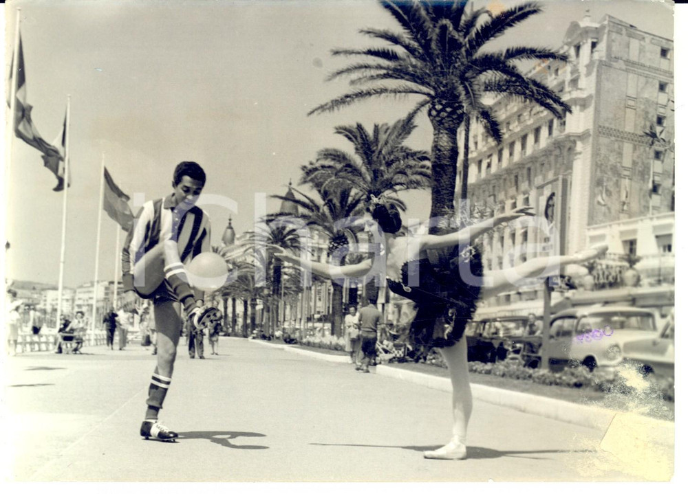 Fotografia d epoca originale 1961 Festival di CANNES  Didi CARLI e Luis MEDINA CASTRO sulla Croisette Foto 1