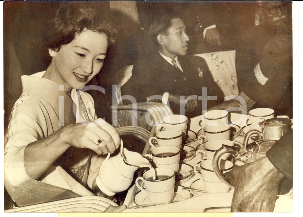 Fotografia d epoca originale 1960 INDIA Principessa MICHIKO serve il the al presidente Rajendra PRASAD Foto 1
