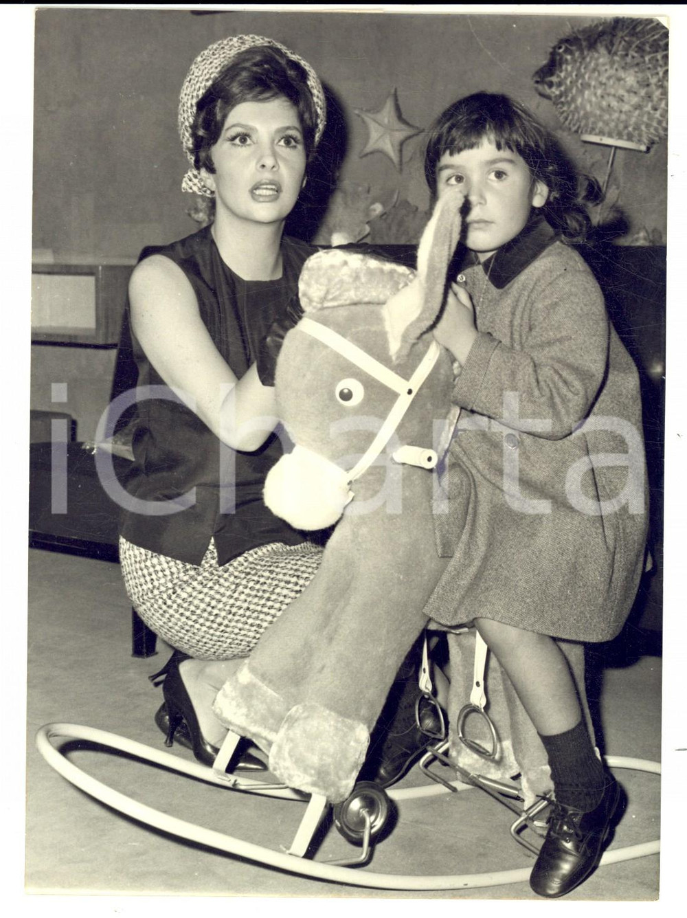 Fotografia d epoca originale 1962 PARIS Gina LOLLOBRIGIDA riceve asinello di peluche per il figlio Foto 1