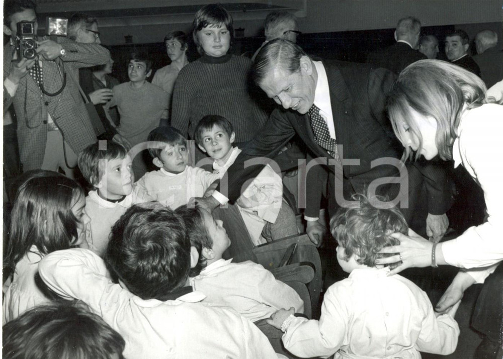 Fotografia d epoca originale 1973 MILANO CASA DON ORIONE  John VOLPE si intrattiene con un gruppo di bambini 1