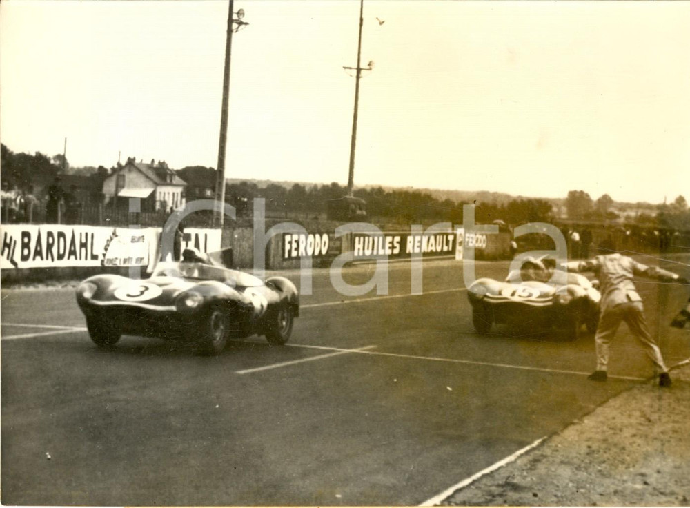 Fotografia d epoca originale 1957 24 ORE LE MANS  Ron FLOCKHART e Ivor BUEB vincono su JAGUAR Foto 18x13 1