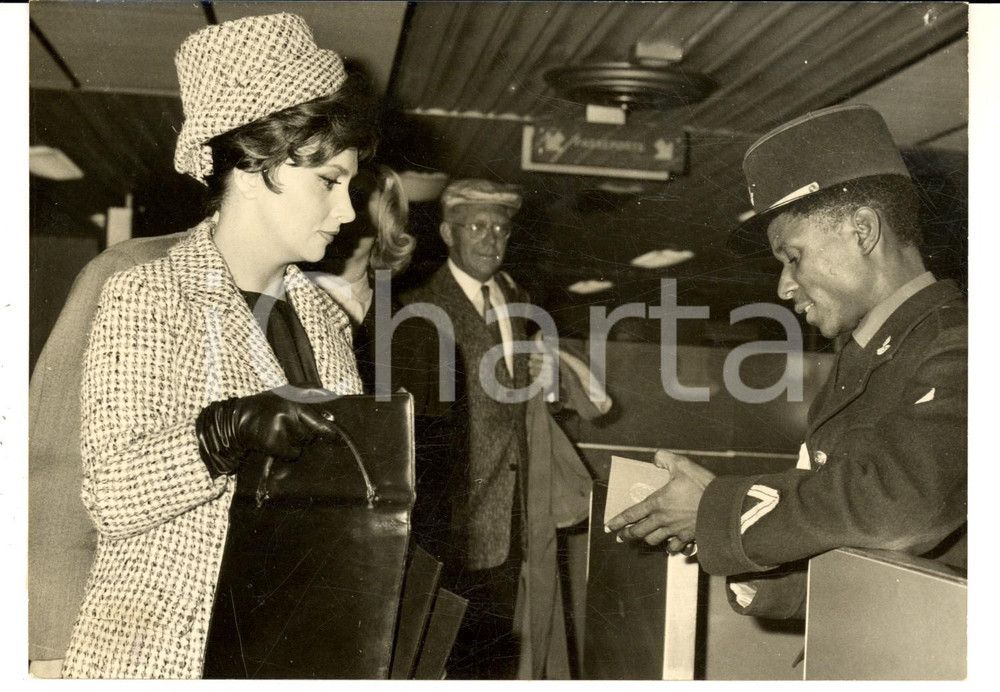 Fotografia d epoca originale 1962 PARIS ORLY Gina LOLLOBRIGIDA presenta il passaporto a un doganiere Foto 1