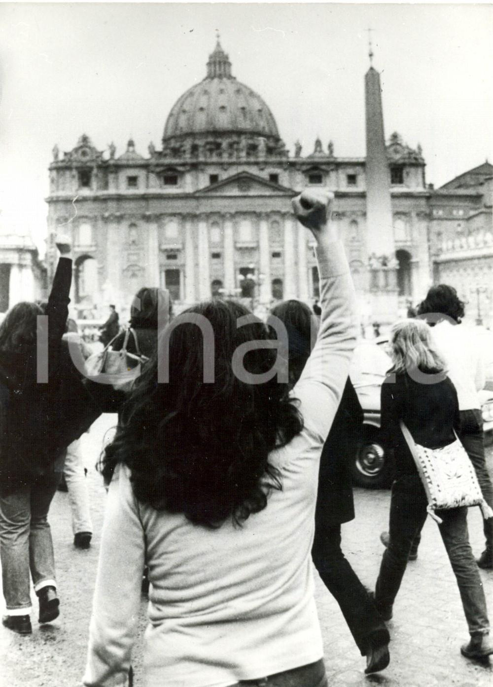 Fotografia d epoca originale 1963 VATICANO PIAZZA SAN PIETRO  Protesta studentesca contro Nguyá»…n VAN THIEU 1