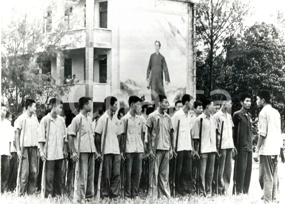 Fotografia d epoca originale 1973 PECHINO Studenti addestrati alla disciplina militare di Mao TSE TUNG 1