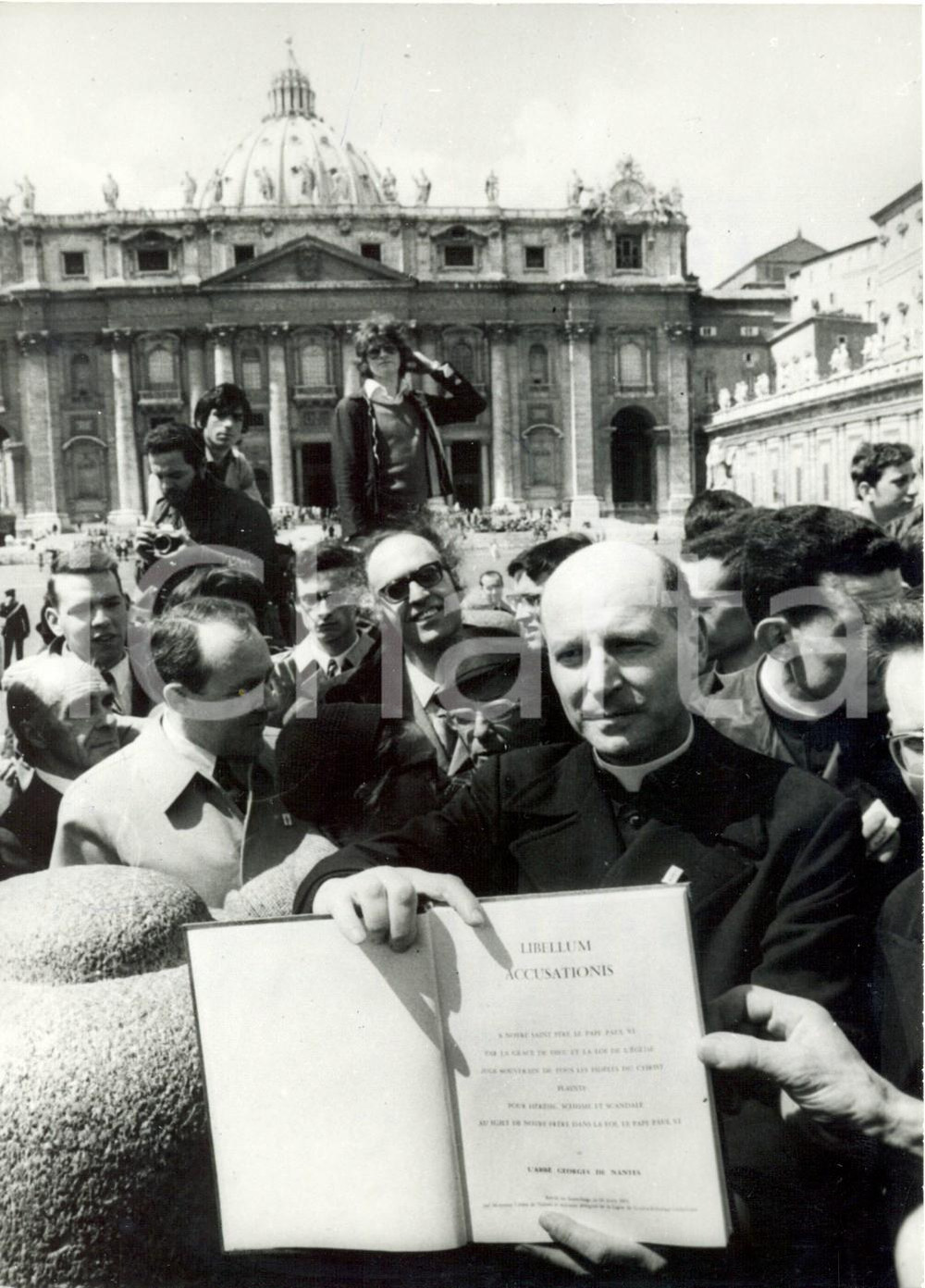 Fotografia d epoca originale 1973 ROMA SAN PIETRO Abate Georges De NANTES mostra Libellum Accusationis 1