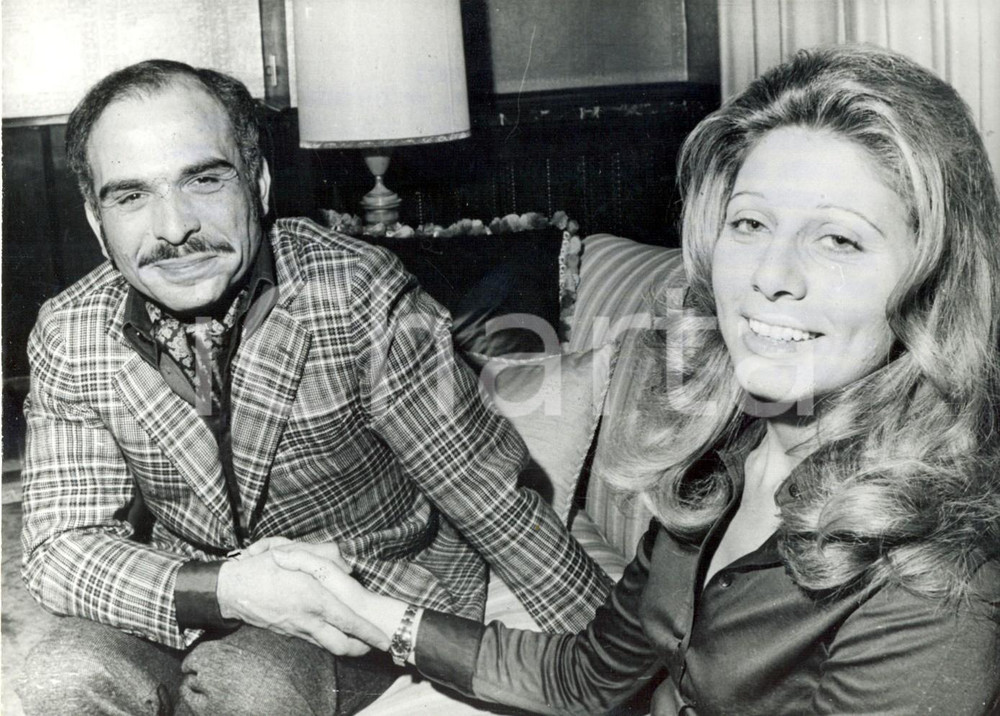 Fotografia d epoca originale 1973 AMMAN GIORDANIA  Re HUSSEIN presenta la regina Alia al HUSSEIN Foto 18x13 1
