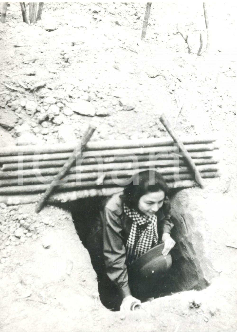 Fotografia d epoca originale 1973 CAMBOGIA GUERRA CIVILE  Norodom MONINEATH visita un ex rifugio antiaereo 1
