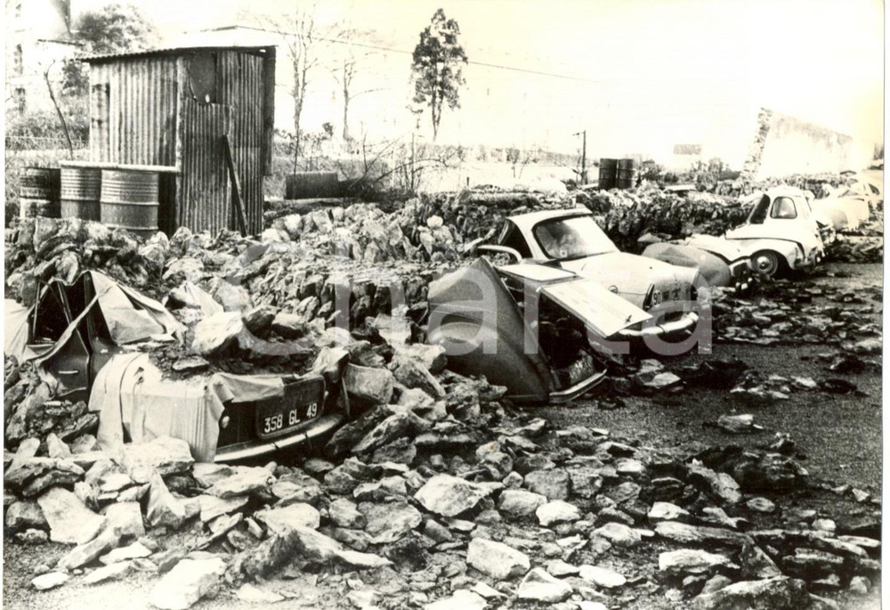 Fotografia d epoca originale 1973 LAVAL MAYENNE  Automobili distrutte da un tornado Foto 18x13 cm 1