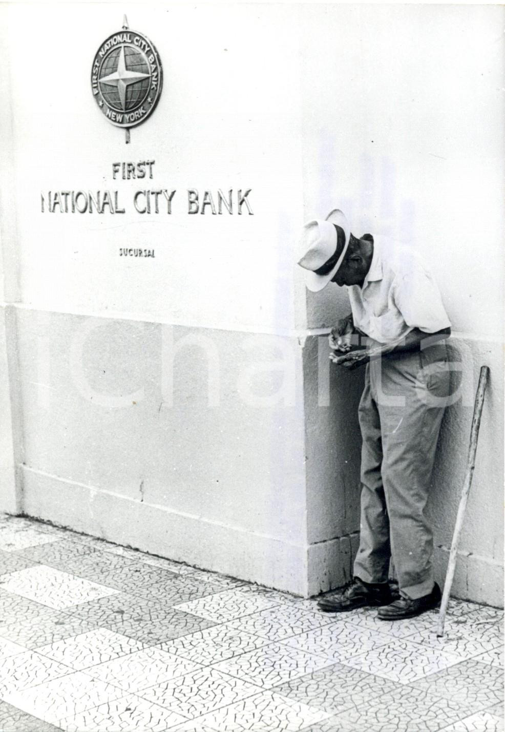 Fotografia d epoca originale 1973 SUD AMERICA Un povero conta gli spiccioli presso la NATIONAL CITY BANK 1