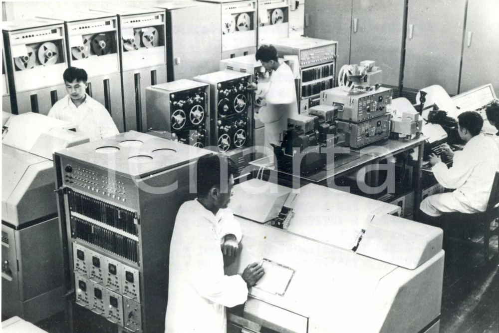 Fotografia d epoca originale 1974 PECHINO CHINA  Cervello elettronico con i suoi terminali al lavoro Foto 1