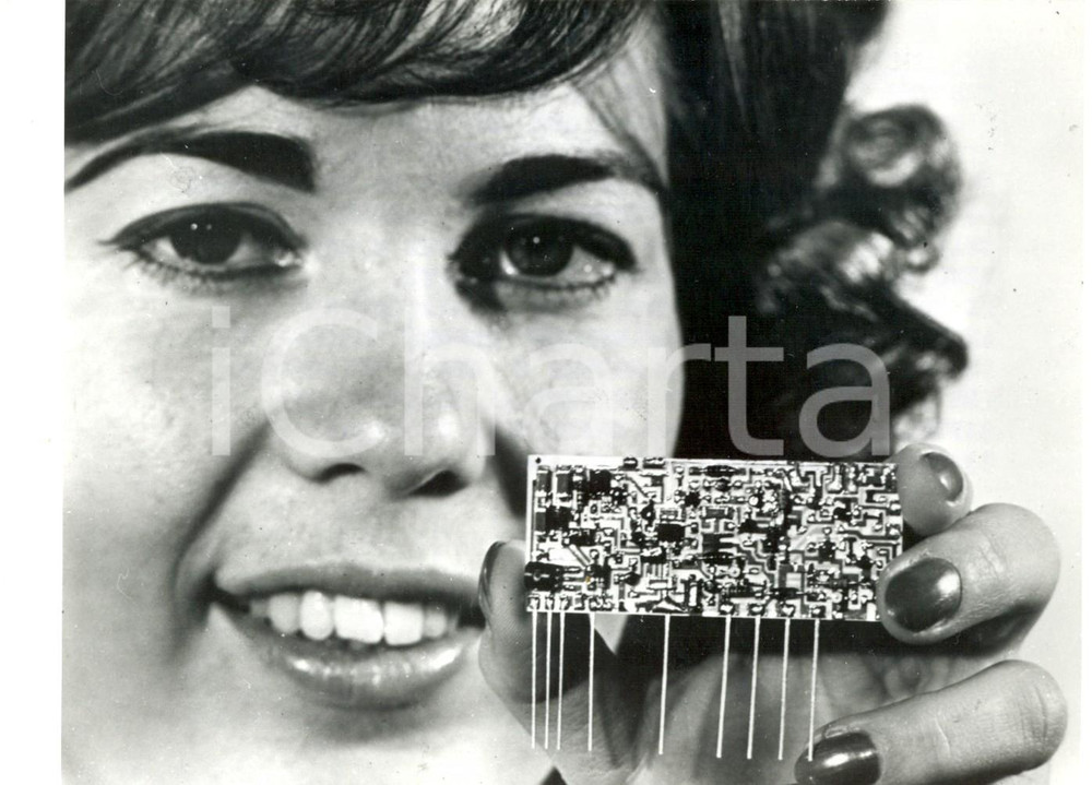 Fotografia d epoca originale 1973 CORNING USA Ricercatrice mostra preamplificatore per particelle cosmiche 1