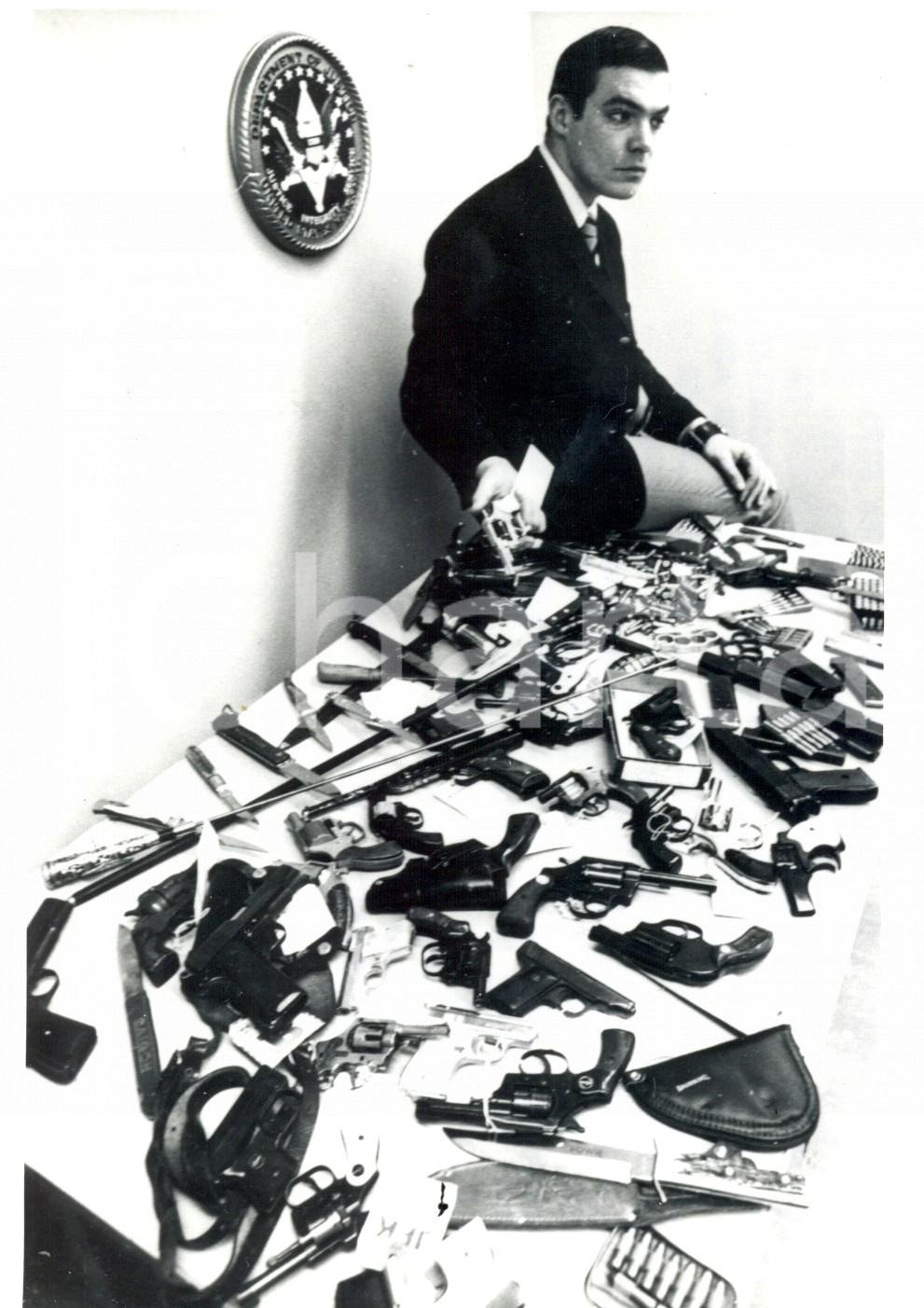 Fotografia d epoca originale 1973 NEW YORK Polizia mostra le armi sequestrate all aeroporto JFK Foto 1