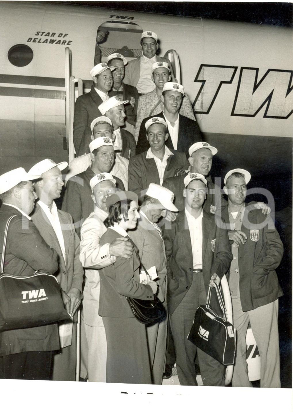 Fotografia d epoca originale 1957 MILANO MALPENSA  500 MIGLIA MONZA  Arrivo squadra americana Foto 1
