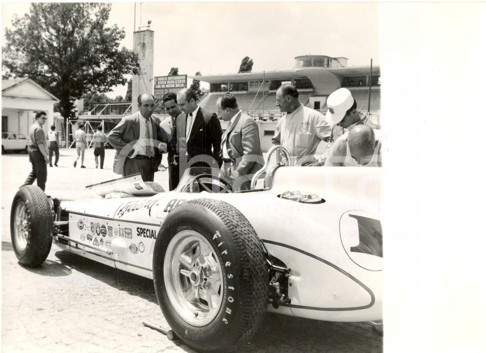 Fotografia d epoca originale 1958 MONZA  500 MIGLIA  Manuel FANGIO si intrattiene con i meccanici MASERATI 1