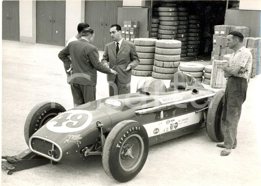 Fotografia d epoca originale 1957 MONZA 500 MIGLIA  Elder FOGAR mette a punto MEGUIAR S MIRROR GLAZE N. 49 1