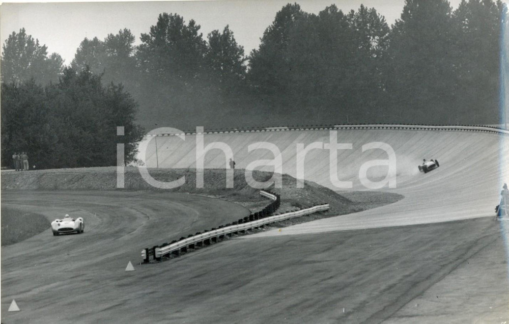 Fotografia d epoca originale 1955 AUTODROMO DI MONZA  Condizione delle vetture durante un doppiaggio Foto 1