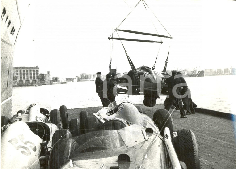 Fotografia d epoca originale 1958 GENOVA  500 MIGLIA DI MONZA  Arrivo le auto a bordo Cristoforo COLOMBO 1