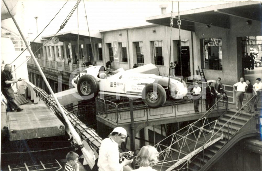 Fotografia d epoca originale 1957 GENOVA  500 MIGLIA DI MONZA  Arrivo auto a bordo della Indipendence 1