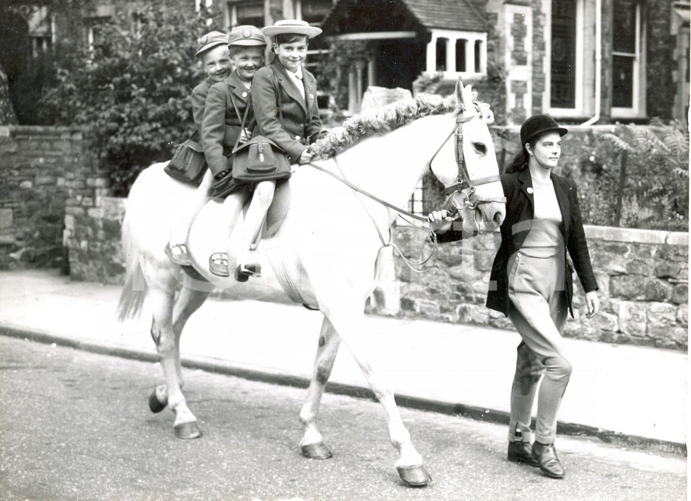 Fotografia d epoca originale 1960 BRISTOL  Philip, Nigel and Marilyn WILLIAMS having an horse riding lesson 1