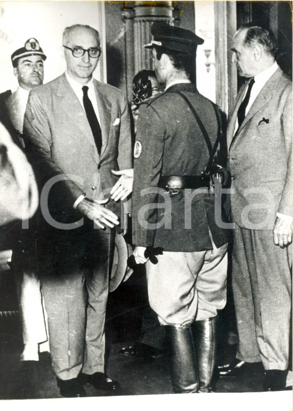 Fotografia d epoca originale 1962 BUENOS AIRES  Arturo FRONDIZI entra per l ultima volta alla Casa Rosada 1