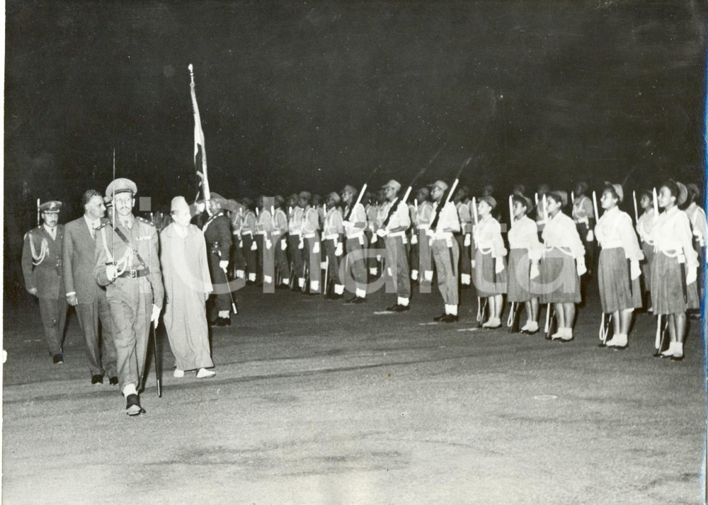 Fotografia d epoca originale 1960 LUXOR  Women s national guard on parade for King Mohammed V of Morocco 1